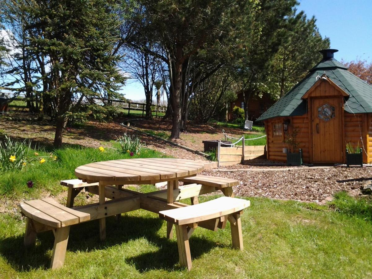 Tudor Lodge With Pool & Bbq Cabin Liskeard Εξωτερικό φωτογραφία